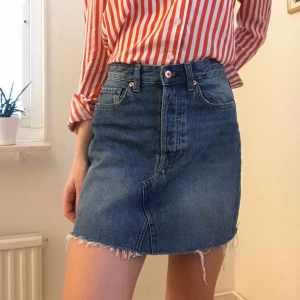  - En jättefin klassisk jeanskjol utan söm nertill. Aldrig använt då den är för stor för mig. 