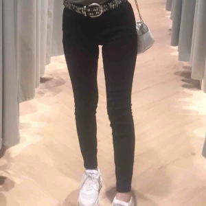  - Svarta jeans från ZARA, mid waisted. Har bara haft i några månader, inga fläckar eller hål. ❤️😘 