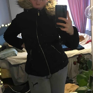  - Jacka från Hm storlek M, köpt för ca 500, helt felfri förutom att en ficka är lite sönder invändigt men går att laga lätt. Köparen står för frakt 🥰