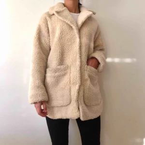  - Jacka från Monki i storlek XS, passar även S-M. Köpt från Plick men säljer nu vidare då jag har för mycket jackor. (Första bilden är lånad från förra säljaren) Fint skick förutom att tråden på två knappar har lossnat lite, går lätt att fixa! Frakt 100 kr.