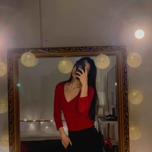  - Glittrig röd tröja i storlek s. Gratis frakt!