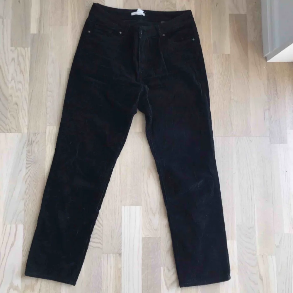 Manchesterbyxor från H&M i storlek 42.  Köpta för 400 kr. . Jeans & Byxor.