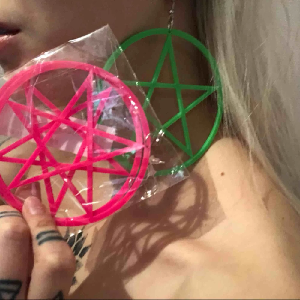 stora pentagram-örhängen, helt nya. (Det är dom rosa jag säljer, de gröna är bara i bilden för storleksreferens). Accessoarer.