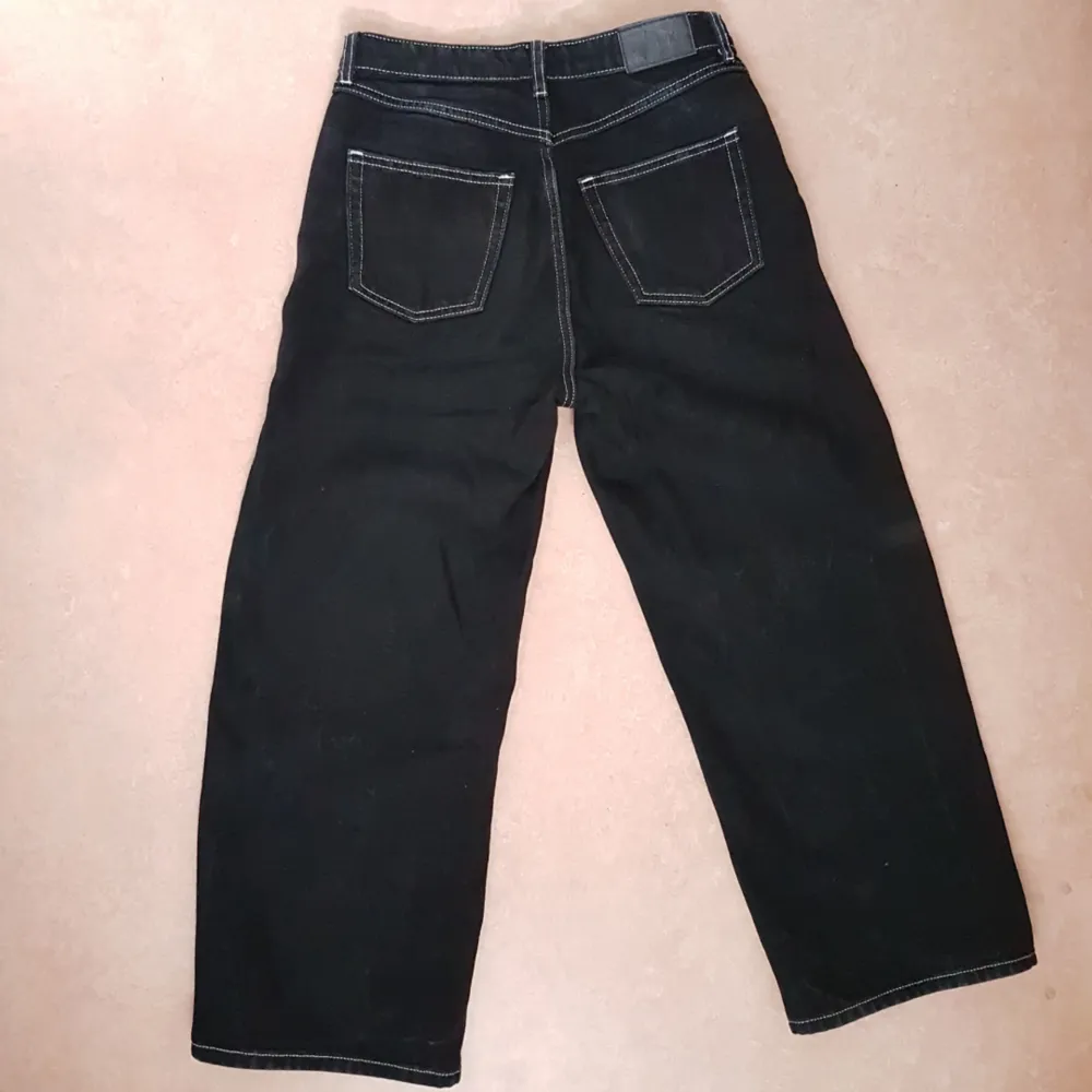 Svarta jeans med vit söm från Monki. Strl 27. Använda ett par gånger men är i gott skick. Säljs på grund av att dom har blivit för korta för mig och inte kommer till användning.. Jeans & Byxor.