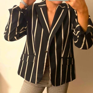  - Kavaj från almia. Vet ej strl, står ej i. Men hade gissat på 38-42. Är strl 38 och den sitter som en over sized kavaj på mig! 