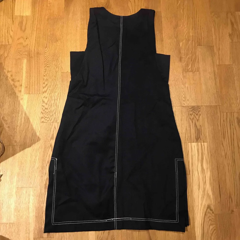 Ny klänning från Lindex ”sport kollektion” marinblå med vita stickningar i superstretchigt material. . Klänningar.