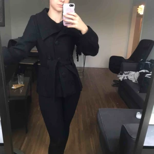  - Jättesnygg kort ”kappa” 