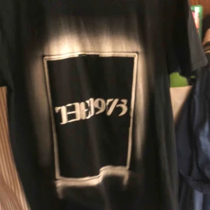  - the 1975 tröja köpt tidigare i år! bra skick!  frakt 59kr <3