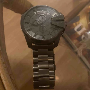  - Dieselklocka i nyskick, nypris 4000 -:, använd ca 4 gånger. Herrklocka, nyligen bytt batteri så den fungerar precis som en ny!