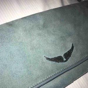  - Mycket fin mocka väska från Zadig Voltaire i en blå färg! Väskan är i mycket bra skick dvs inga slitningar, hål etc - dock är väskan smutsig men det går att tabort  med mockaborste & rengöring! 