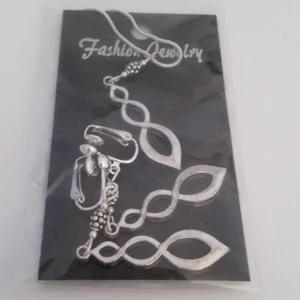  - Clip-on örhängen + halsband i samma fina modell. Aldrig använd. Frakt ingår i priset!  OBS: Örhängerna är till för personer utan hål i öronen. Frakt står köpare för!