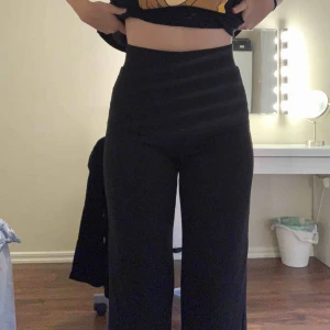  - Vida svarta byxor i mjuktmatriall från Gina. De är tyvärr lite för korta på mig i benen och har därför ej kommit till användning. Jag är 168cm ( långa ben ) 