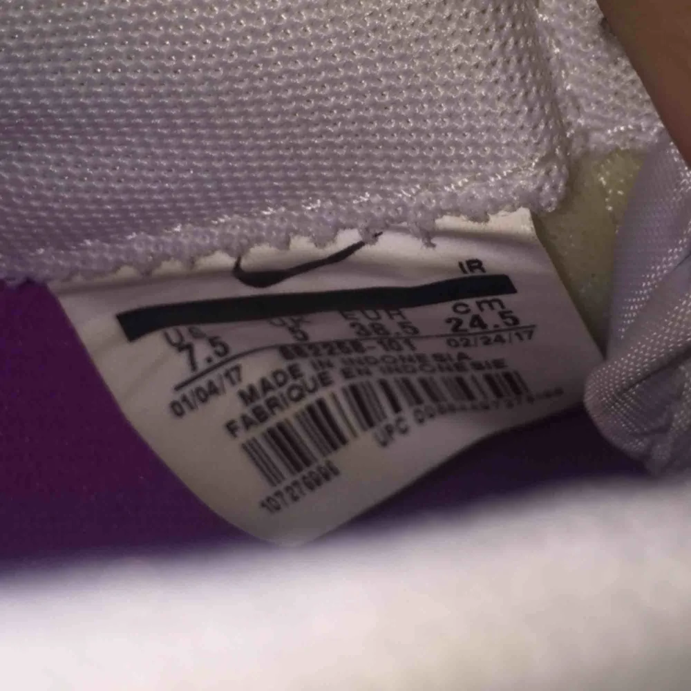 Nike Cortez i jättefint skick i storlek 38.5. Spårbar frakt på 63kr tillkommer :) priset går att diskuteras!. Skor.