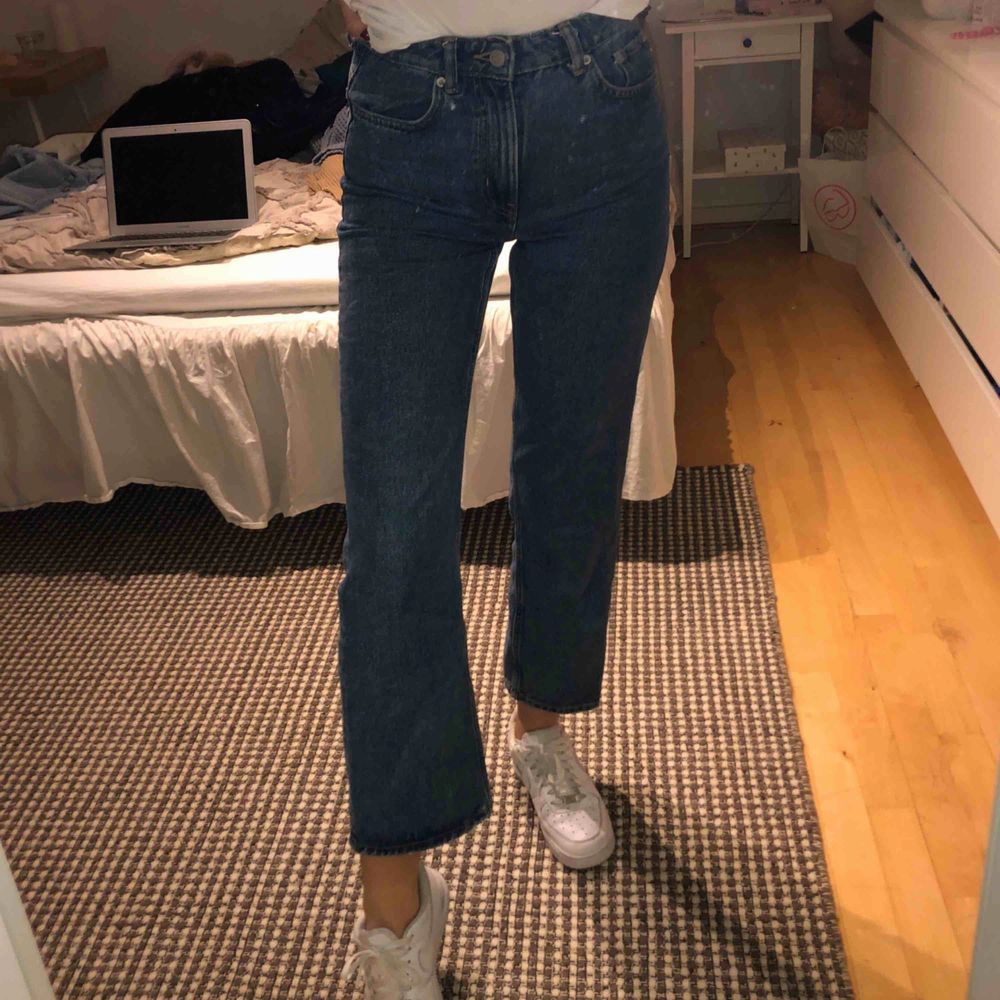 jeans från weekday i modellen ”voyage”. säljes pga fel storlek, detta är L28, och jag har vanligtvis L32, men de funkar ändå, men ser inte ut som modellen är tänkt hihi nypris: 500sek    !!köparen står för frakt!!. Jeans & Byxor.