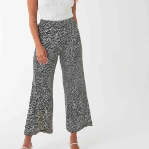  - Helt OANVÄNDA sköna byxor från Gina tricot. Köpte dom spontant men dom är så snygga. Har endast testat dom. Hela och rena, nyskick deluxe. Nypris ligger nog på cirka 99-149kr  Kan skickas med frakt antingen 42-49kr. 