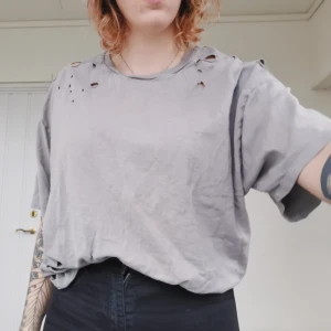  - Super härlig oversized tshirt med trasiga detaljer från Zara. En bas tshirt med det där lilla extra. Köparen står för frakten ⚡