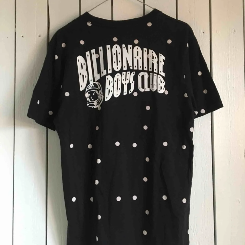 Billionaire Boys Club t-shirt in Polka Dot. Använd men väl omhändertagen och är i jättebra skick. Har inte kommit till användning på senaste så den förtjänar nytt liv hos ny ägare🐼🍦 Frakt tillkommer alternativt mötas upp i Gbg.. T-shirts.