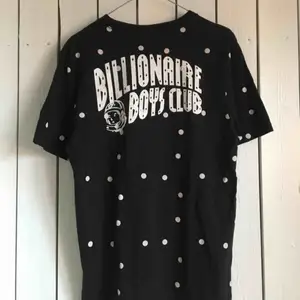 Billionaire Boys Club t-shirt in Polka Dot. Använd men väl omhändertagen och är i jättebra skick. Har inte kommit till användning på senaste så den förtjänar nytt liv hos ny ägare🐼🍦 Frakt tillkommer alternativt mötas upp i Gbg.