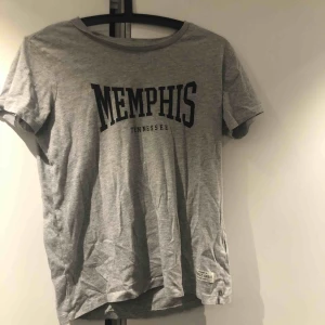  - Grå tröja med text på. Säljer pga använder inte längre