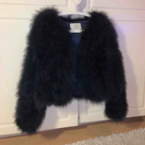  - Säljer en jättefin jacka utav äkta päls. Den är knappt använd så den är i bra skick. Säljes pga jag inte använder den