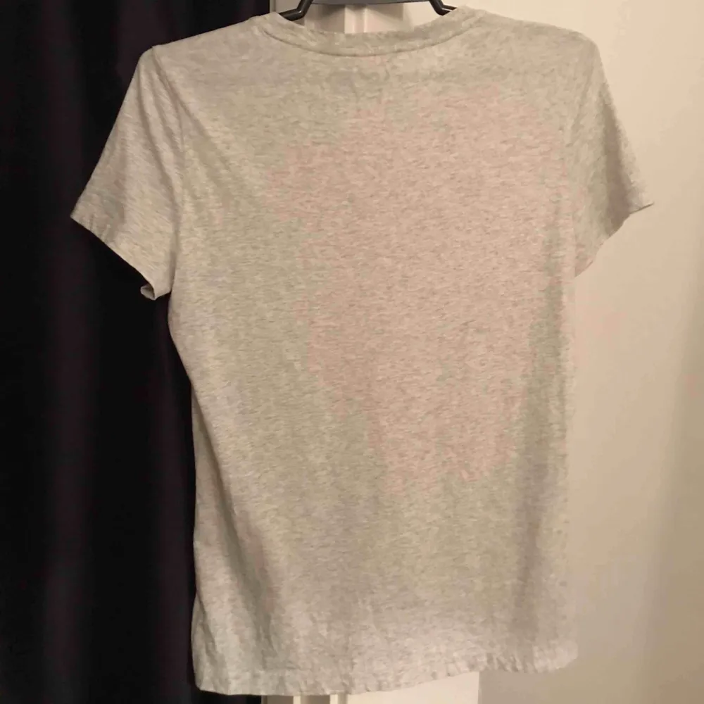 Jättefin ljusgrå Morris T-shirt från Liberty collectionen. Aldrig använd för att jag tycker den inte passade min klädstil. Nypris är ca 700kr . T-shirts.