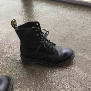  - dr.martens storlek 37, använda men gitt skick. Säljer pga att dom är för små😊 
