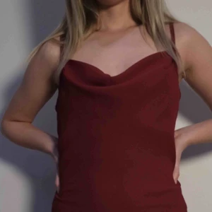  - Jättefin röd klänning från märket Randiga Rutan. Storlek 12 men sitter bra på mig som har storlek S. Sparsamt använd och i väldigt gott skick!