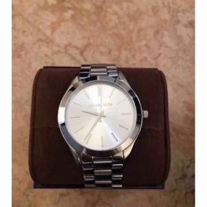  - Michael kors klocka, aldrig använd, låda och prislapp kvar Ordinarie pris 2000kr