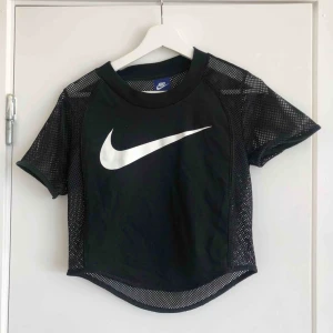  - Svart Nike tröja med när i ryggen. Riktigt luftig. Används ej längre. Jag är en storlek 36/S i alla kläder vanligtvis och är 177cm lång så passform kan variera. Hör gärna av dig om du har frågor! 🥰