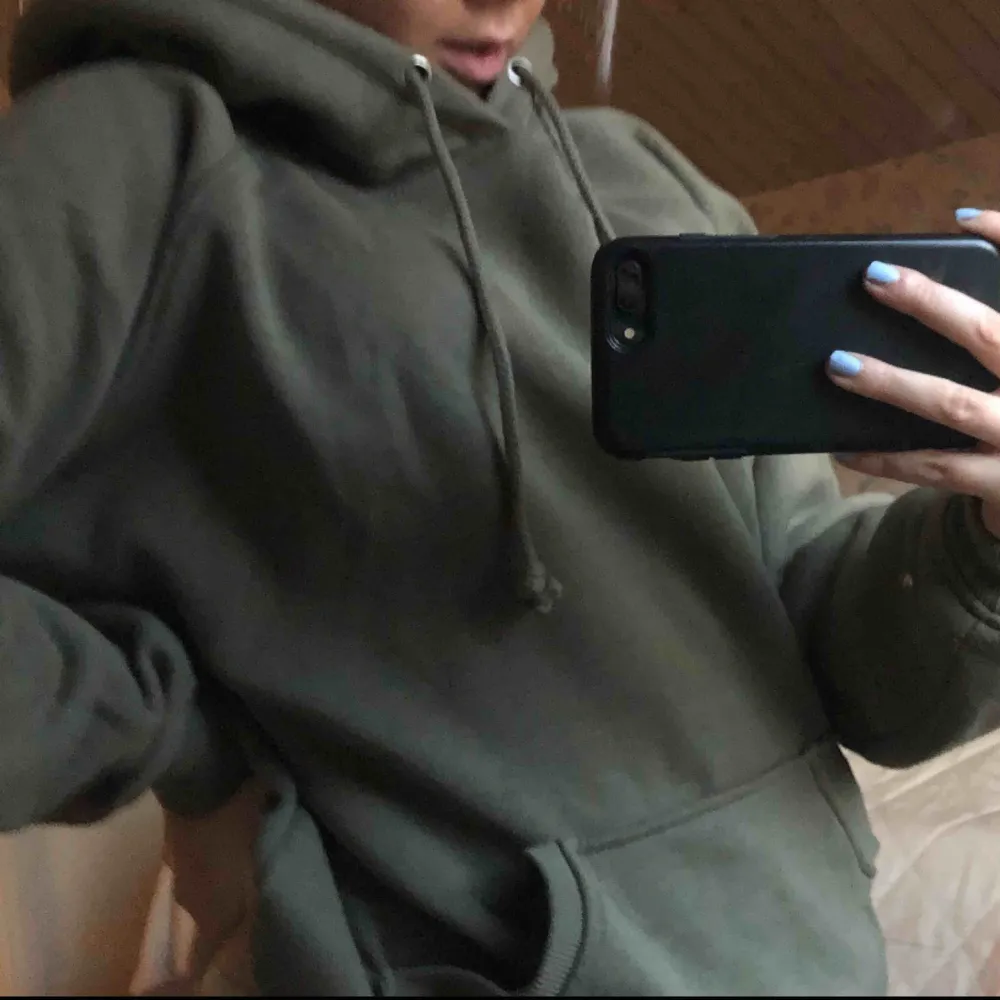 en superfin mjuk hoodie från bikbok i typ en militärgrön färg!! jätteskön (stor i storleken) kan mötas upp i Sthlm!!💗. Hoodies.