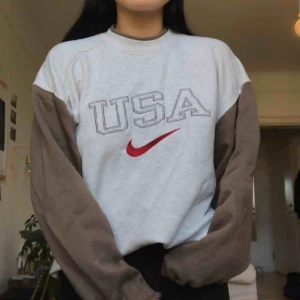  - Så mysig sweatshirt som tyvärr inte används tillräckligt mycket och förtjänar ett bättre hem. Äkta Nike, second hand! Storlek M i tröjan men passar storlekar upp till L beroende på hur man vill att den ska sitta! Köparen står för frakt 60:-