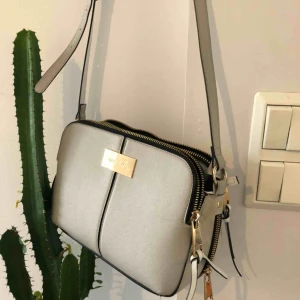  - Oanvänd väska från river island. Supersnygg till det mesta, kan mötas upp i stockholm c eller frakta men då betalar köparen frakt. 🥰