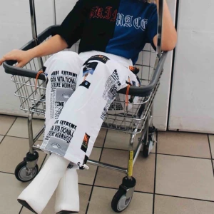  - Ett par skitsnygga cargo joggers från nvstudio i LA. Materialet känns lite som en vindjacka och de är väldigt bekväma. Sitter bra eftersom de går att knyta i midjan och spänna i anklarna för en fin passform. 