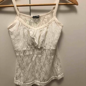  - Jätte snyggt vitt spetslinne, köpt utomlands så vet inte så mycket mer om det ön att det är i bra skick och inte så ofta använt, priset går att diskutera men köparen står för frakten. 