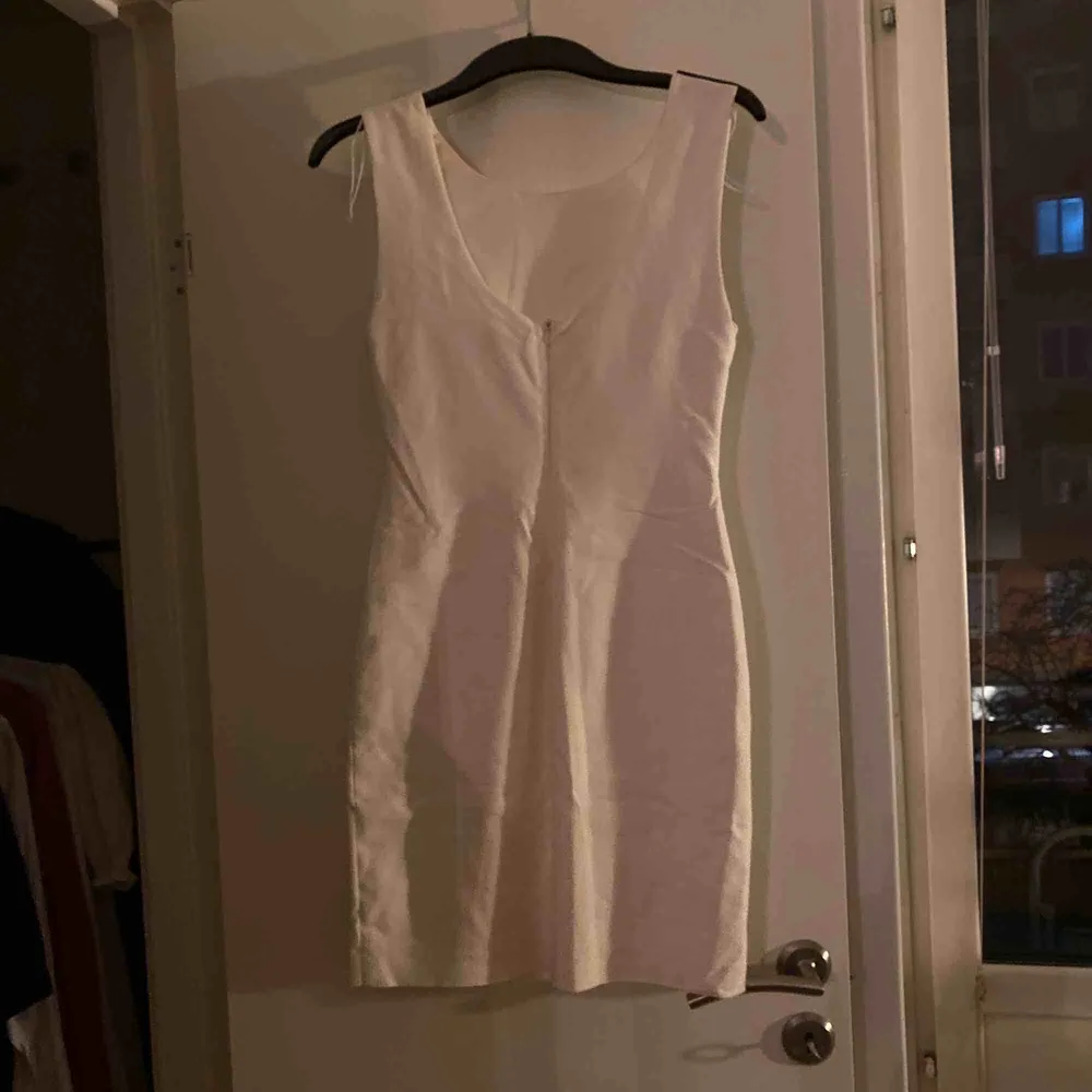 Fin klänning som inte används längre. Burit den ca 3 gånger perfekt skick. Köparen betalar frakt . Klänningar.