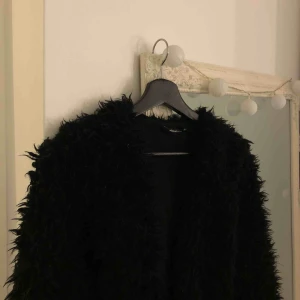  - Svart jacka/kofta från ginatricot! Storlek M men sitter bra på mig som är en XS/S. Möts upp i Linköping annars stå köpare för frakt 💘