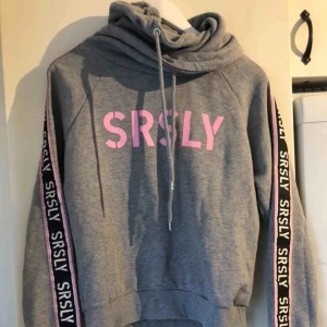 - En hoodie utan luva, jag säljer den för att den kommer inte till användning och den är lite för stor! Den skickas ej!💗