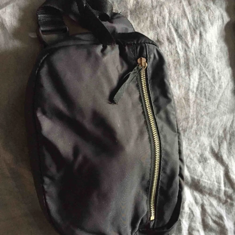 Rymlig magväska från Monki (rymmer en matlåda)Missfärgade dragkedjor i övrigt fint skick. . Väskor.