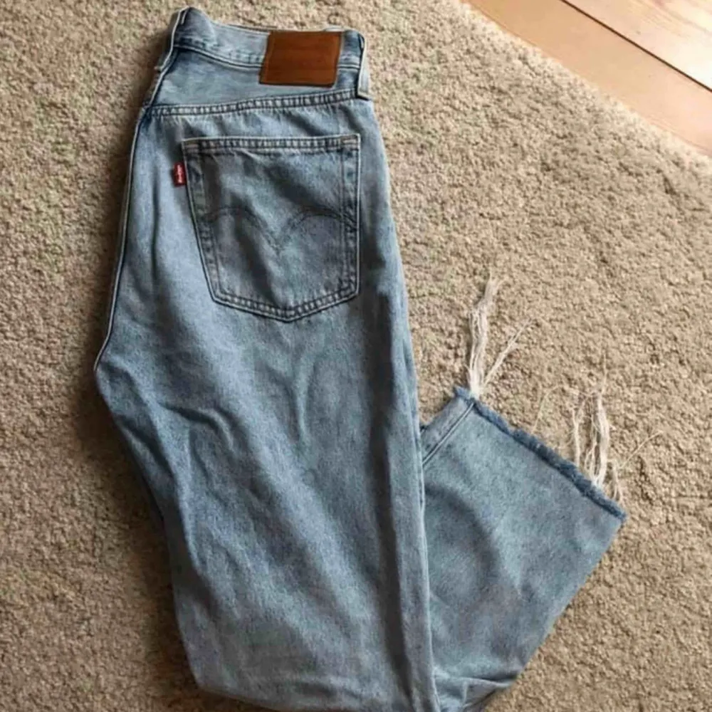 Säljer mina nästintill helt nya Levis jeans (använt dem en gång!) Modellen är 501. W: 26/27 L: 28  Färgen är i den perfekta blåa jeans färgen och passformen lika så.   Nypris var 1249kr. Jeans & Byxor.