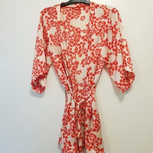  - Kort kimono i sval satin. Nyskick. Storlek M  Lindex