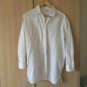 Fin, vit oversizeskjorta från Object. Sparsamt använd, har mycket kvar att ge. 