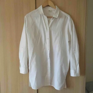  - Fin, vit oversizeskjorta från Object. Sparsamt använd, har mycket kvar att ge. 