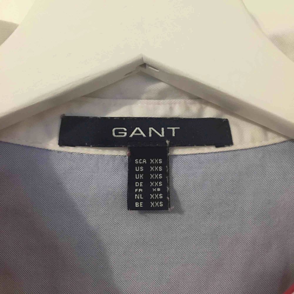 Säljer min sparsamt använda Gant-tröja som jag köpt på NK för ett par år sedan. Jag brukar vanligtvis ha storlek S och den sitter bra på mig. Jag fraktar eller möts upp i centrala Gävle, fraktar betalar du själv isf.. Toppar.