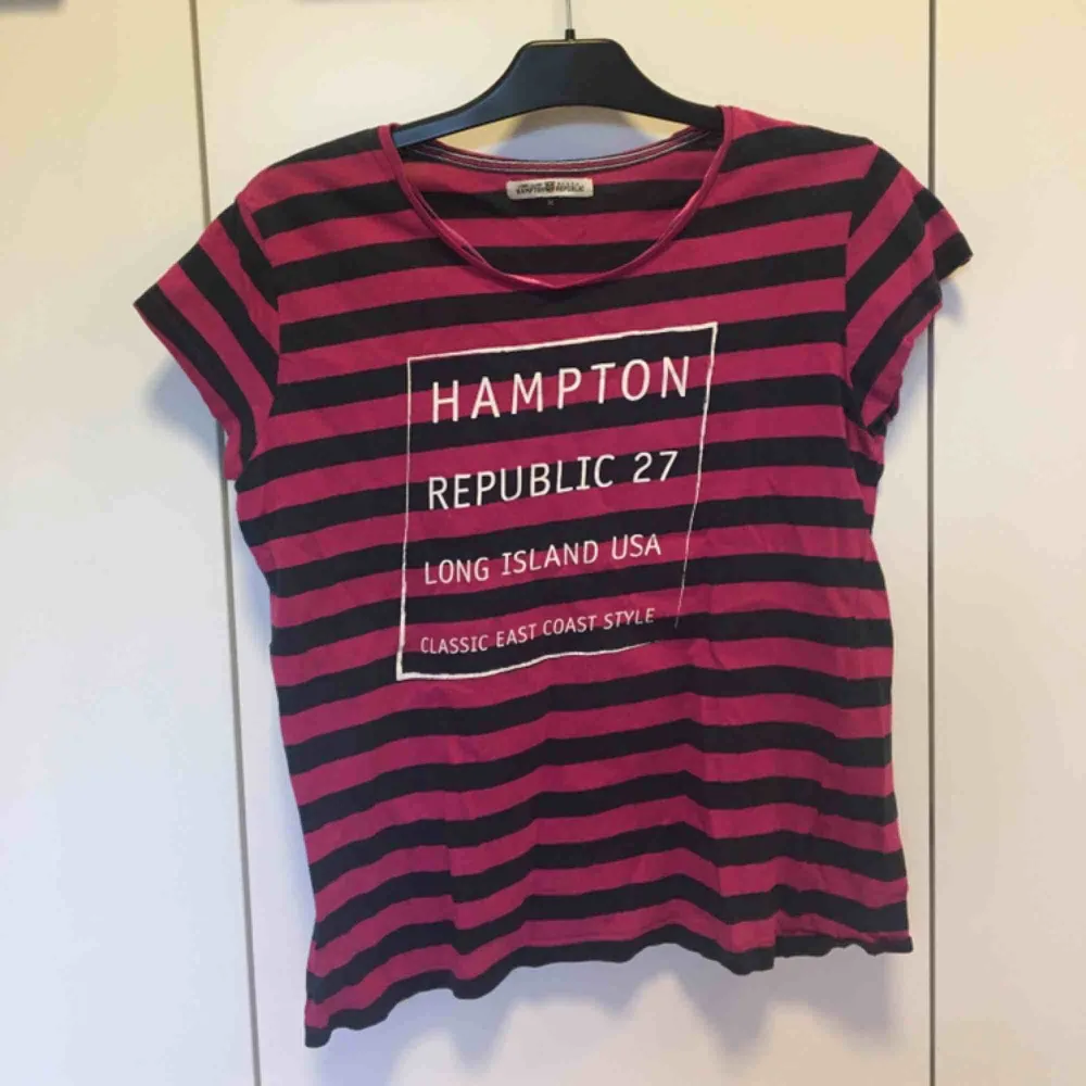 Blå/rosa tröja från Hampton Republic. Frakt tillkommer på 18kr❣️. T-shirts.