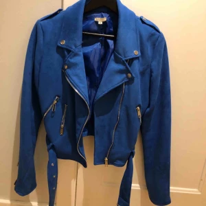  - Klarblå mockajacka, strl 36 Köpt på Nelly för något år sen, använd fåtal ggr