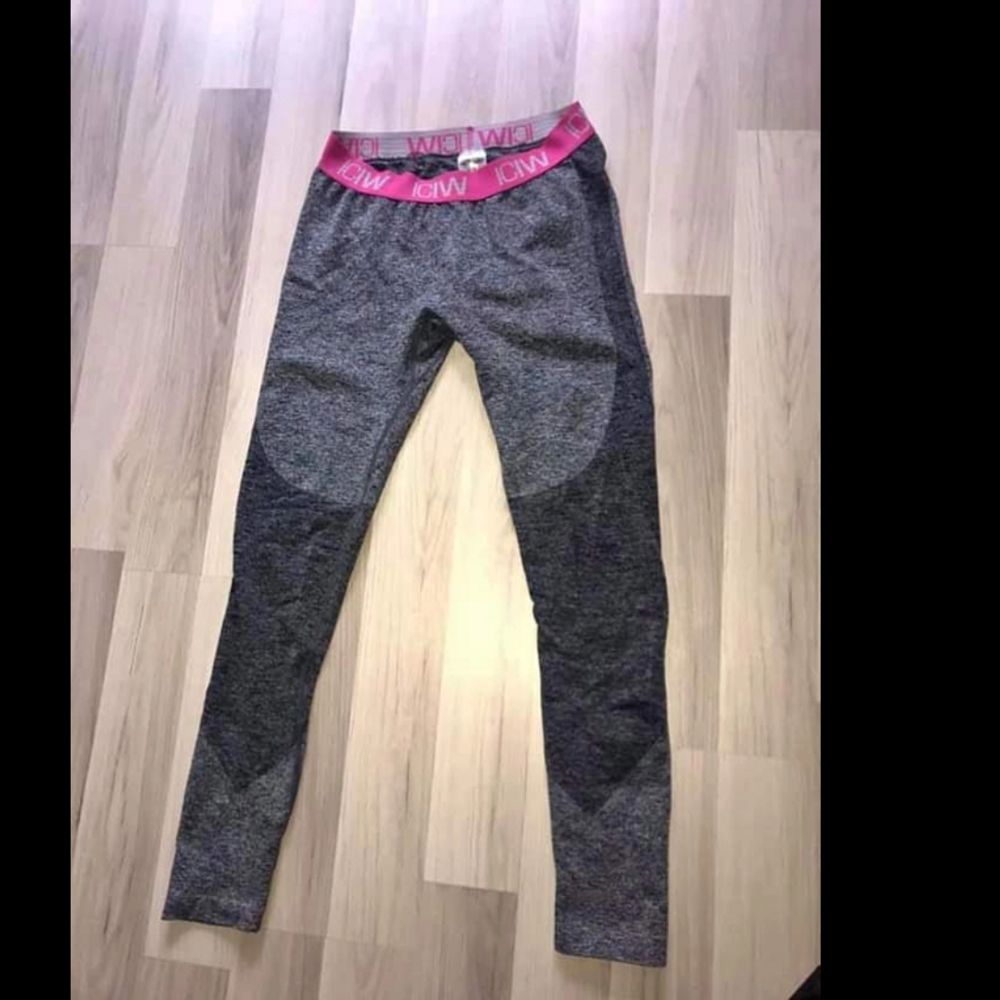 ICANIWILL tights gråa med rosa midja. Storlek L men tycker dem är små i storlekarna så passar även en M. Använda cirka 4 gånger 💕. Jeans & Byxor.