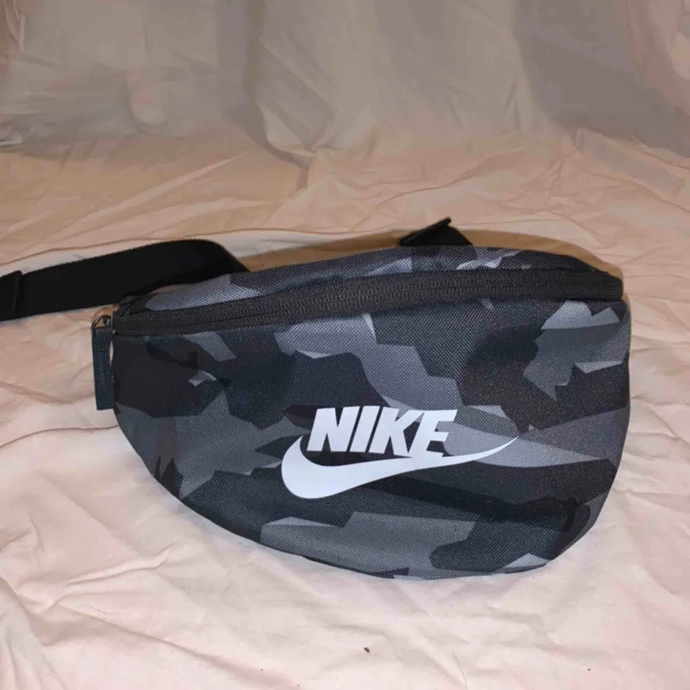 Midjeväska från Nike köpt på stadium, använd Max 5 gånger så är i nyskick!. Väskor.