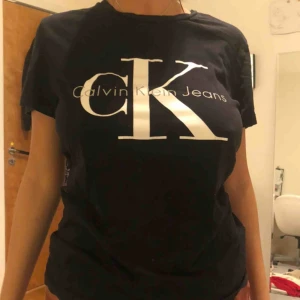  - Äkta svart Calvin Klein t-shirt. Trycket är lite slutet men synns bara om det stretchas ut mycket, kan skicka bild om det behövs. Köparen står för frakten