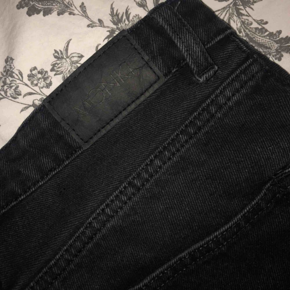 Svarta mom-jeans från Monki!✨✨ W30 passar strl EU 38-40 🌸. Jeans & Byxor.
