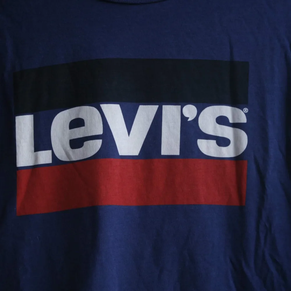 Lev's t-shirt stl S 100% bomull.  I bra begagnat skick, har absolut mycket mer kvar att ge! Frakt 18:-. T-shirts.